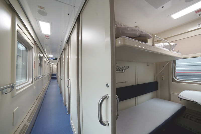 Фото купейных вагонов одноэтажного поезда Таврия