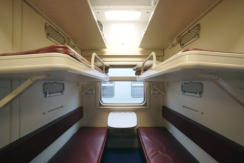 Фото плацкартных вагонов одноэтажного поезда Таврия